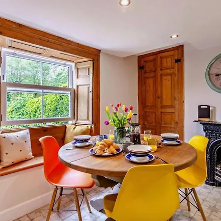 Robins Cosy Hot Tub Quiet Village