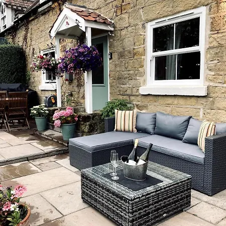 Robins Cosy Hot Tub Quiet Village *