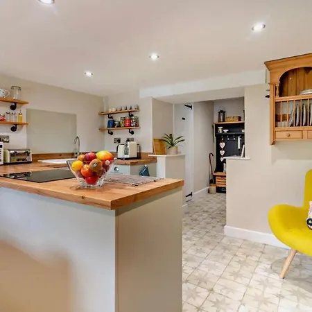 Robins Cosy Hot Tub Quiet Village