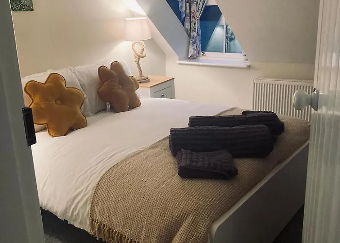 Robins Cosy Hot Tub Quiet Village *