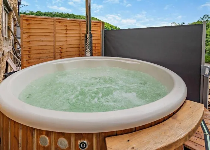 Robins Cosy Hot Tub Quiet Village * Hackness