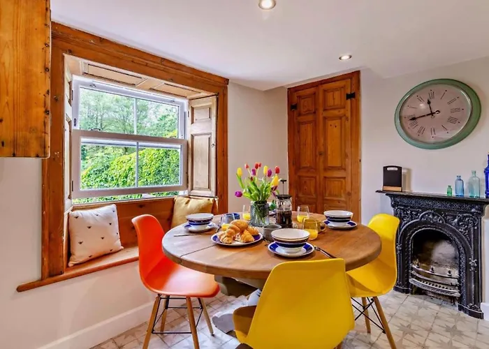 Robins Cosy Hot Tub Quiet Village