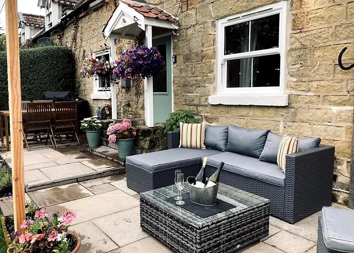 Robins Cosy Hot Tub Quiet Village *