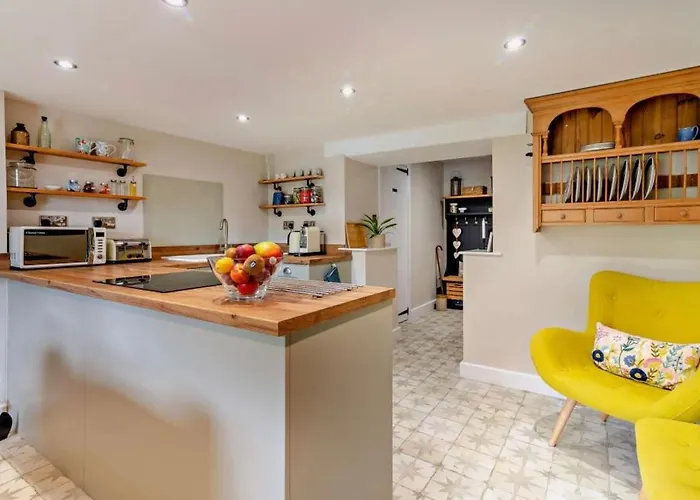 Robins Cosy Hot Tub Quiet Village