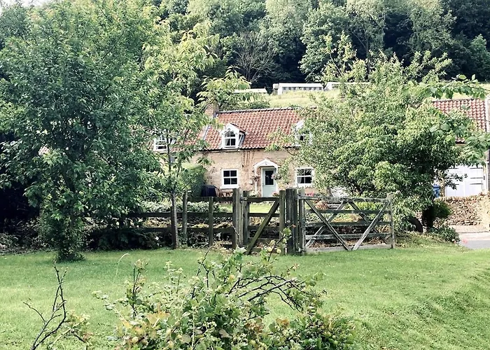 Robins Cosy Hot Tub Quiet Village