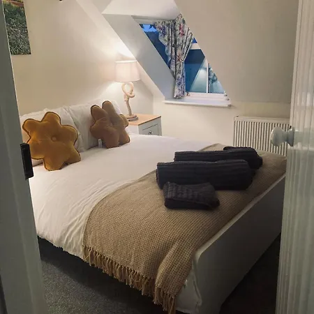 Robins Cosy Hot Tub Quiet Village *